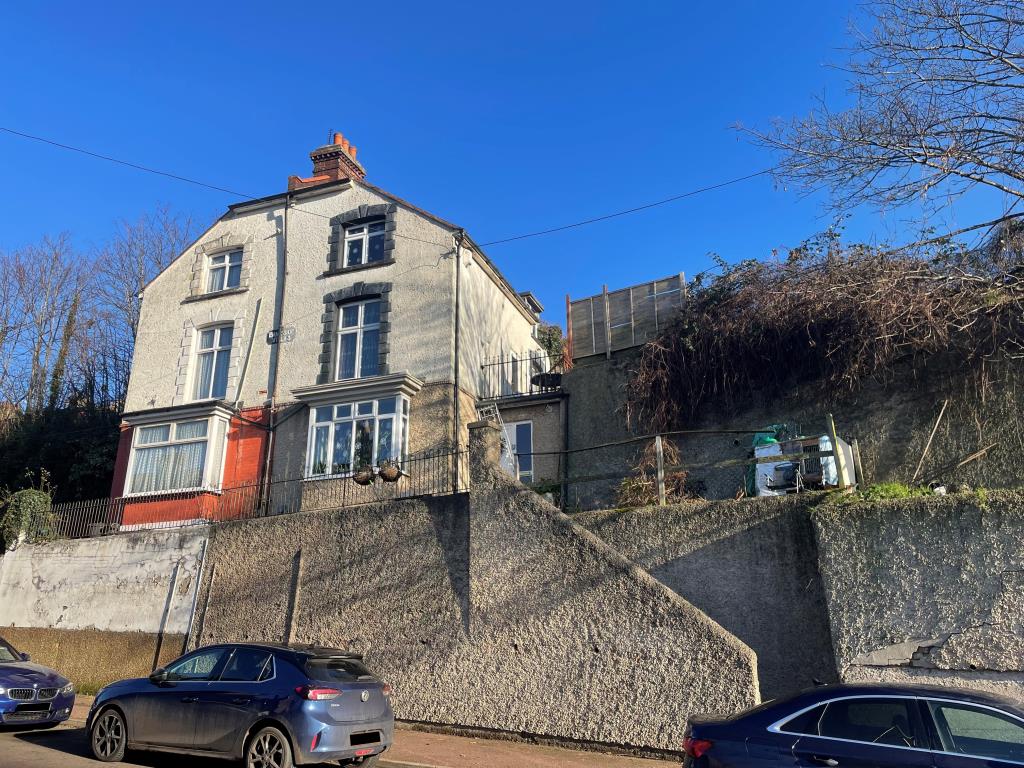 Lot: 56 - SEMI-DETACHED HOUSE FOR INVESTMENT - Semi-detached house in raised position